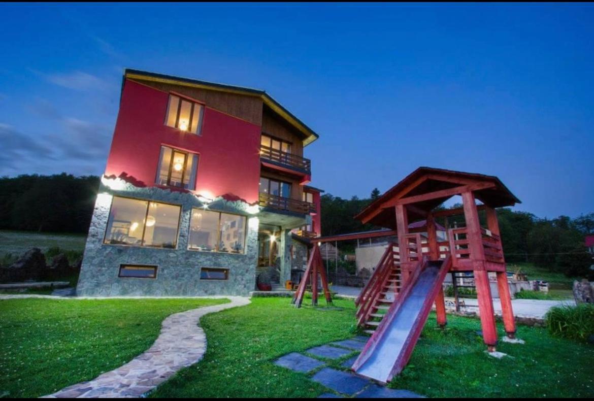 Red House Hotel Bakuriani Luaran gambar